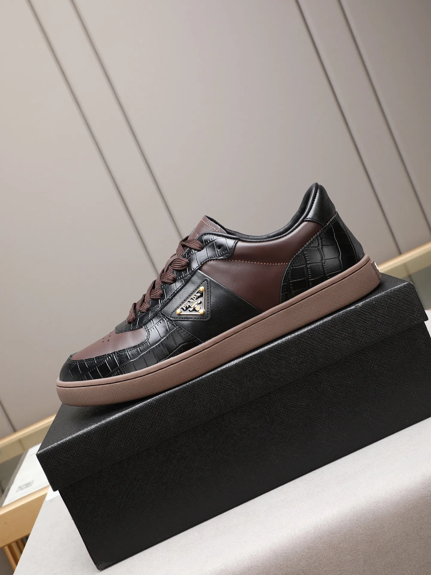 Men's shoes💰420💰 Brand: PRADA (Prada) Standard code: Men's code 38–44 (45 can be customized) Material: Original cowhide, breathable sheep lining Special outsole Style category: Men's fashionable casual sneakers Low-key luxury! Color: actual picture color